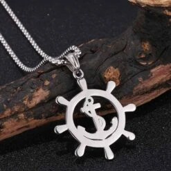 ▷ Collier Gouvernail Pirate -Pirate Costume Shop pendentif gouvernail pirate 1