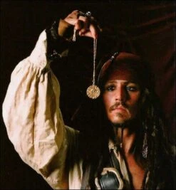 ▷ Collier Médaillon De Pirates Des Caraïbes -Pirate Costume Shop pendentif pirates des caraibes