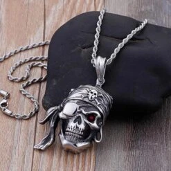 ▷ Collier Tête De Mort Pirate -Pirate Costume Shop pendentif tete de mort pirate yeux pierres precieuses